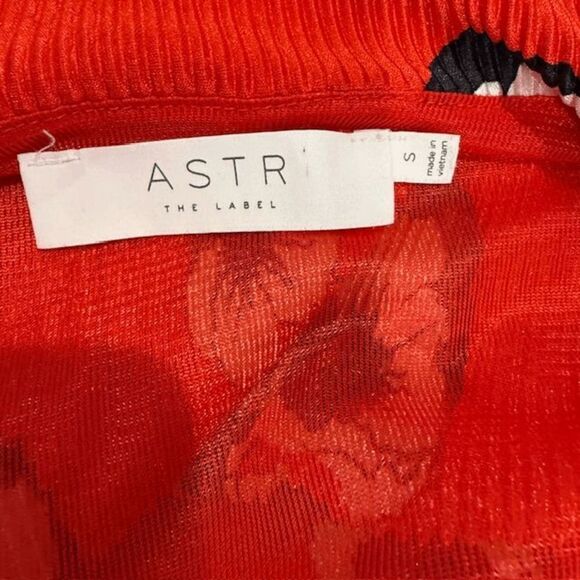 ASTR the Label Plisse Long Sleeve Pleated Surplice Wrap Top Red Floral Small - Picture 7 of 12